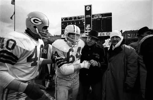 Kramer (64) on the sideline at Yankee Stadium in 1962 as the Packers take on the New York Giants in the NFL Championship Game.